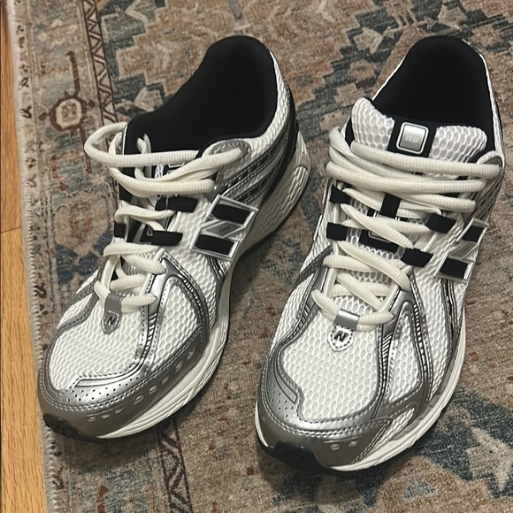 Men’s New Balance 1906R Sneaker. White and Silver. Size 11 - Picture 2 of 11